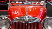 MG TC Midget tampil memesona dengan warna merahnya.