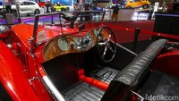 Mobil MG TC Midget ini memiliki atap yang terbuka lho.