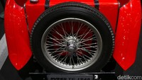 Velg berbentuk jari-jari membuat tampilan MG TC ini sangat klasik.