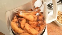 Coffee maker ternyata juga bisa dimanfaatkan untuk mengolah apel. Seperti apel ini yang direbus kemudian diberi sedikit gula dan kismis agar rasanya semakin enak. Foto: onecrazyhouse.com