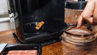 Agak aneh! Potongan daging mirip seperti sosis ini digoreng dalam coffee maker. Memangnya benar matang? Foto: onecrazyhouse.com