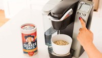 Mesin coffee maker yang canggih bahkan bisa membantu untuk memasak oatmeal. Air panas dalam mesin itu bisa digunakan untuk melunakkan oatmeal yang masih kasar. Foto: onecrazyhouse.com