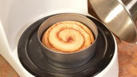 Keren! Siapa sangka coffee maker juga bisa digunakan untuk memanggang cinnamon rolls? Adonan pastry yang sudah dibentuk ini bisa langsung dipanggang beberapa saat. Foto: onecrazyhouse.com