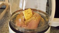 Wow! Ada juga orang yang memakai coffee maker untuk memasak dada ayam fillet. Seperti masak di teflon, ayam itu dibumbui dan diberi mentega. Kira-kira berhasil nggak ya? Foto: onecrazyhouse.com
