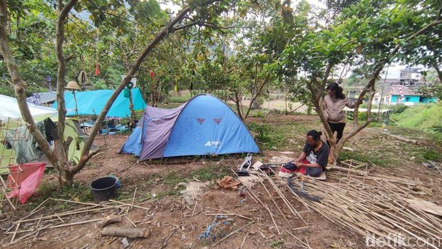 Sepasang suami istri asal Kota Semarang Pristiawan (45) dan Dinda Wulandari (33) rela meninggalkan hiruk pikuk khidupan kota. Mereka memilih tinggal di tenda dan berpindah dari satu desa ke desa lainnya.