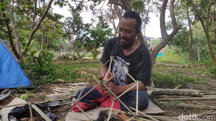 Sepasang suami istri asal Kota Semarang Pristiawan (45) dan Dinda Wulandari (33) rela meninggalkan hiruk pikuk khidupan kota. Mereka memilih tinggal di tenda dan berpindah dari satu desa ke desa lainnya.