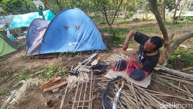 Sepasang suami istri asal Kota Semarang Pristiawan (45) dan Dinda Wulandari (33) rela meninggalkan hiruk pikuk khidupan kota. Mereka memilih tinggal di tenda dan berpindah dari satu desa ke desa lainnya.