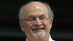 Salman Rushdie si Penghina Nabi Ditikam 15 Kali, Organ Vital Rusak Parah