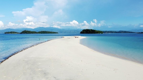 Pulau Bugisa merupakan salah satu objek wisata bahari unggulan di daerah itu.