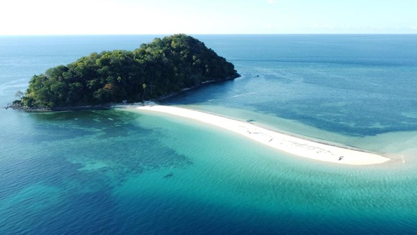 Foto aerial Pulau Bugisa di Kecamatan Ponelo Kepulauan, Kabupaten Gorontalo Utara, Gorontalo, Jumat (12/8/22).