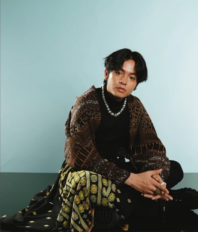 Angga Yunanda pun ikut terlibat dalam pemotretan untuk promosi pameran yang digelar di Museum Nasional, Jakarta Pusat. Bintang film ‘Cinta Pertama, Kedua dan Ketiga’ ini tampil edgy berbalut turtle neck yang dipadu kain Tenun Ende. Foto: Dok. Instagram/@akudankain