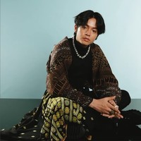 Angga Yunanda pun ikut terlibat dalam pemotretan untuk promosi pameran yang digelar di Museum Nasional, Jakarta Pusat. Bintang film ‘Cinta Pertama, Kedua dan Ketiga’ ini tampil edgy berbalut turtle neck yang dipadu kain Tenun Ende. Foto: Dok. Instagram/@akudankain