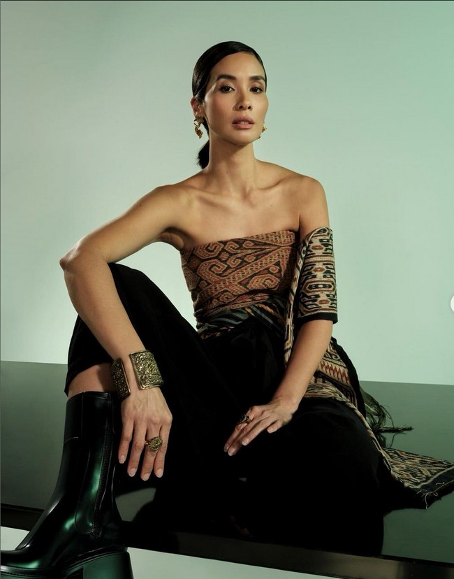 AKU DAN KAIN : The Age of Diversity merupakan pameran yang diprakarsai desainer Asha Smara Darra lewat brand fashion Oscar Lawalata Culture. Proyek pameran yang digelar mulai 10 Agustus - 10 September ini menggandeng banyak selebriti untuk jadi model. Salah satunya Marsha Timothy, yang mengenakan kain Tenun Kefa sebagai kemben yang dipadu celana dan boots. Foto: Dok. Instagram/@akudankain