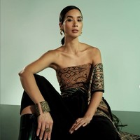 AKU DAN KAIN : The Age of Diversity merupakan pameran yang diprakarsai desainer Asha Smara Darra lewat brand fashion Oscar Lawalata Culture. Proyek pameran yang digelar mulai 10 Agustus - 10 September ini menggandeng banyak selebriti untuk jadi model. Salah satunya Marsha Timothy, yang mengenakan kain Tenun Kefa sebagai kemben yang dipadu celana dan boots. Foto: Dok. Instagram/@akudankain