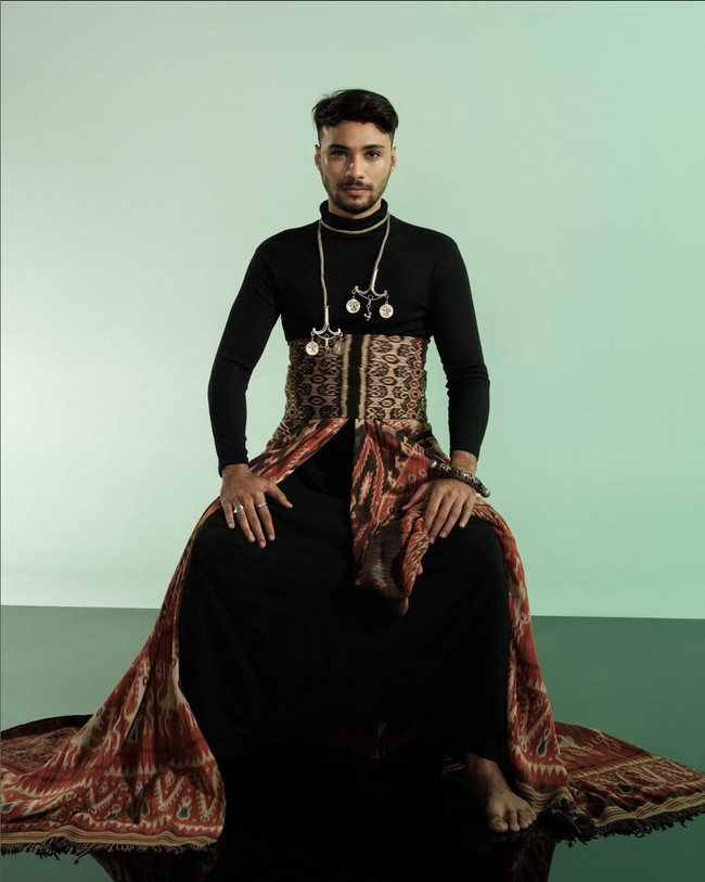 Refal Hady tampil dramatis bak raja dengan kain Ikat Biboki dan kain Sumba Timur. Foto: Dok. Instagram/@akudankain