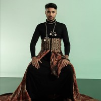 Refal Hady tampil dramatis bak raja dengan kain Ikat Biboki dan kain Sumba Timur. Foto: Dok. Instagram/@akudankain