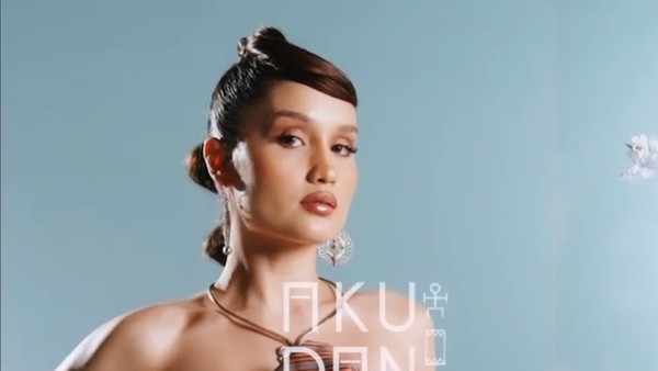 10 Gaya Artis di Pameran Kain Oscar Lawalata, Reza Rahadian Sempat Viral