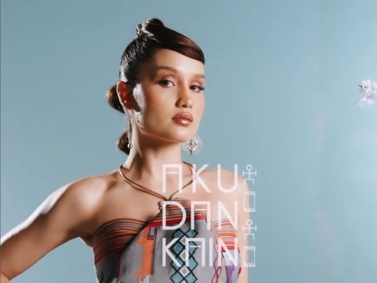 10 Gaya Artis di Pameran Kain Oscar Lawalata, Reza Rahadian Sempat Viral