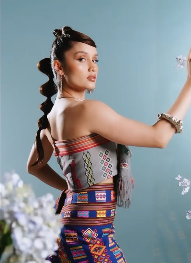 Cinta Laura mengenakan kemben dan bawahan dari dua jenis kain berbeda, yakni kain Tenun Nunkolo dan kain Tenun Niki-Niki. Foto: Dok. Instagram/@akudankain