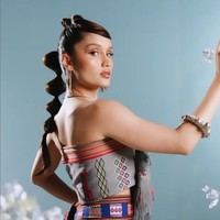 Cinta Laura mengenakan kemben dan bawahan dari dua jenis kain berbeda, yakni kain Tenun Nunkolo dan kain Tenun Niki-Niki. Foto: Dok. Instagram/@akudankain