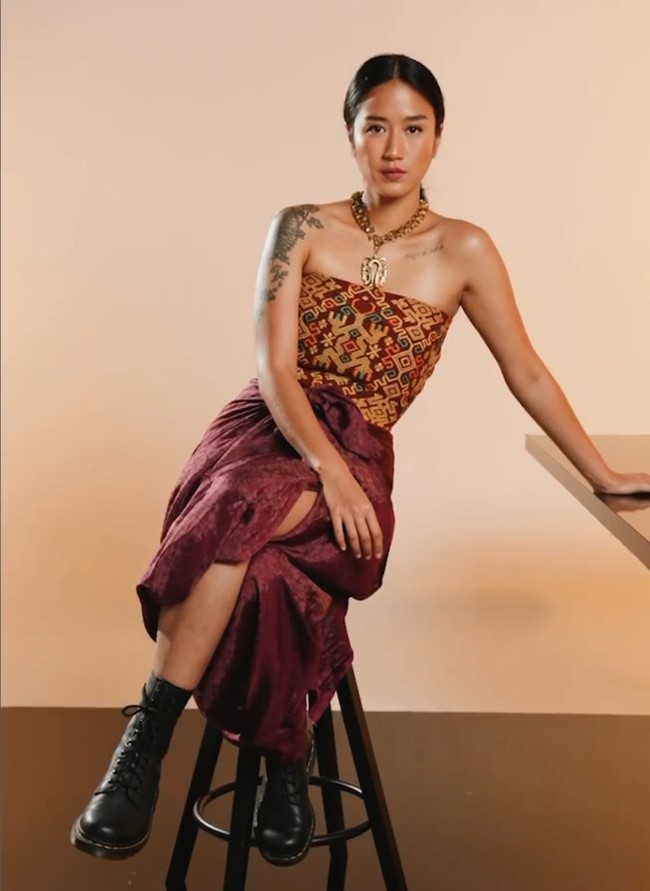 Chef Renatta Moeloek pun tak ketinggalan berdandan mengenakan kain tradisional. Ia tampil dalam nuansa marun dengan kain tenun Sumba dan kain Tenun ATBM. Foto: Dok. Instagram/@akudankain