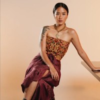 Chef Renatta Moeloek pun tak ketinggalan berdandan mengenakan kain tradisional. Ia tampil dalam nuansa marun dengan kain tenun Sumba dan kain Tenun ATBM. Foto: Dok. Instagram/@akudankain