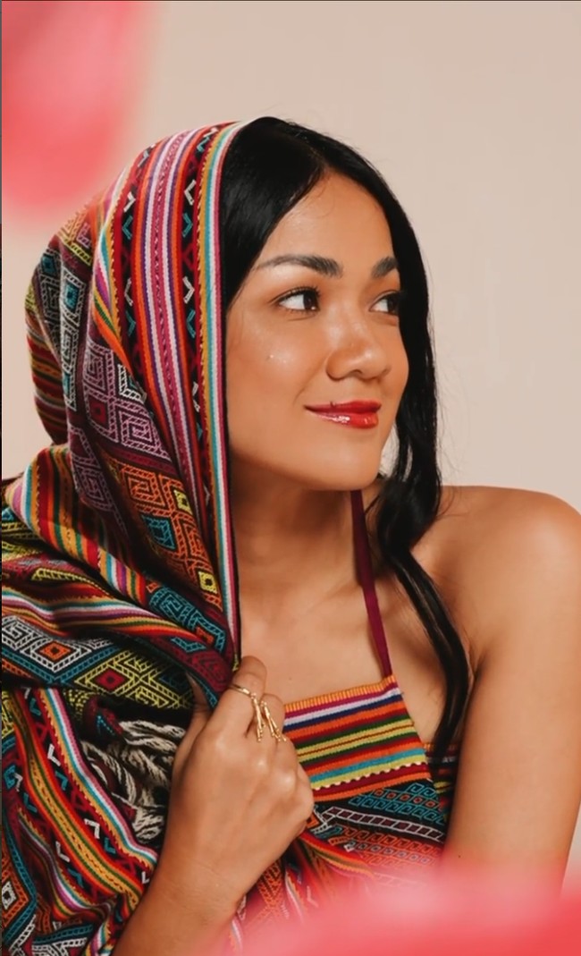 Kain tenun pun bisa tampil a la bohemian. Seperti busana yang dikenakan Nirina Zubir. Perpaduan kain Tenun Insana dan kain Tenun Biboki menghasilkan penampilan kontemporer dengan kesan playful. Foto: Dok. Instagram/@akudankain