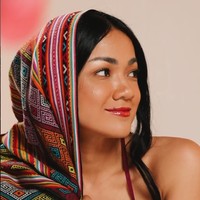 Kain tenun pun bisa tampil a la bohemian. Seperti busana yang dikenakan Nirina Zubir. Perpaduan kain Tenun Insana dan kain Tenun Biboki menghasilkan penampilan kontemporer dengan kesan playful. Foto: Dok. Instagram/@akudankain
