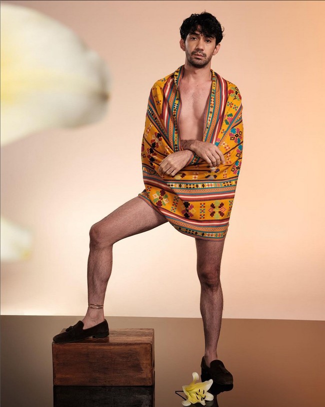 Penampilan Reza Rahadian untuk pameran ini sempat menghebohkan netizen. Pasalnya, aktor serba bisa ini hanya memakai sarung dari kain Tenun Nunkolo yang melingkari tubuhnya. Foto: Dok. Instagram/@akudankain