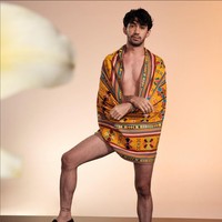 Penampilan Reza Rahadian untuk pameran ini sempat menghebohkan netizen. Pasalnya, aktor serba bisa ini hanya memakai sarung dari kain Tenun Nunkolo yang melingkari tubuhnya. Foto: Dok. Instagram/@akudankain