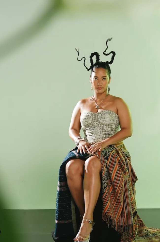 Menampilkan aura mistis, Tara Basro tampil dengan kemben dan rok asimetris. Bintang film ‘Pengabdi Setan’ ini memakai kain Tenun Manggarai. Foto: Dok. Instagram/@akudankain