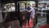 Mereka mengamati salah satu mobil kepresidenan yang dipamerkan.