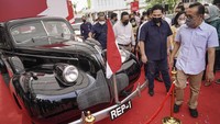Menteri Sekretaris Negara Pratikno (kanan) bersama Menteri BUMN Erick Thohir (kedua kanan) mengamati salah satu mobil kepresidenan yang dipamerkan pada Pameran Arsip dan Mobil Kepresidenan RI di Sarinah, Jakarta, Sabtu (13/8/2022).