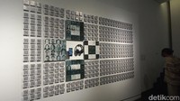 Karya Patriot Mukmin dengan judul Discourse of Disease yang berisikan ratusan kode QR yang menunjukkan lokasi dan aktivitas Mukmin selama masa pandemi. Karya yang digarap selama dua tahun ini mengangkat isu kesehatan dan hoaks mengenai Covid-19 (Foto: Muhammad Fadhil Raihan/detikJabar).