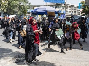 Taliban Pukuli Demonstran Wanita-Lepas Tembakan Saat Bubarkan Unjuk Rasa