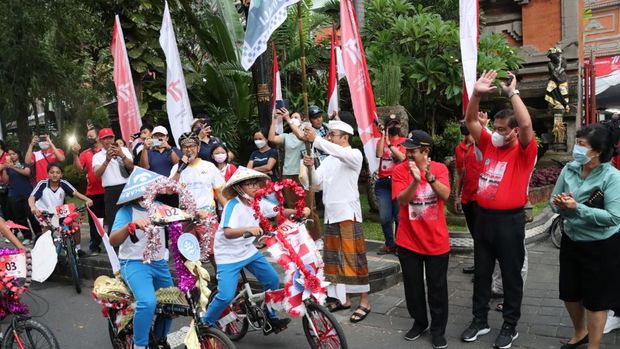 Parade Sepeda Hias ini dilepas Wali Kota Denpasar, I Gusti Ngurah Jaya Negara, Sabtu (13/8/2022) di depan Kantor Wali Kota Denpasar.