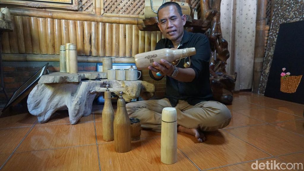 Pelukis Mojokerto Sulap Bambu Jadi Perabotan Artistik