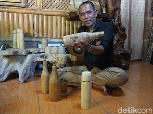 Pelukis Mojokerto Sulap Bambu Jadi Perabotan Artistik