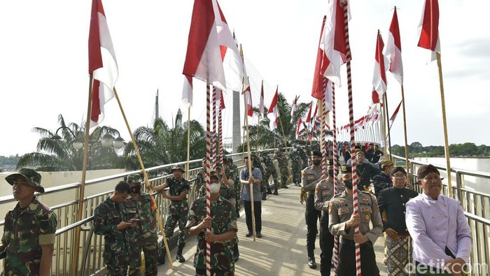 Pemasagan 1.000 bendera di Jembatan Gentala Arasy Jambi.