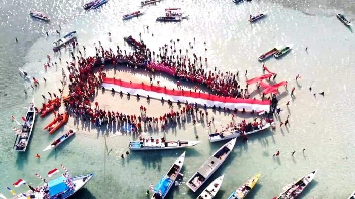 Pembentangan bendera merah putih di pulau pada tahun 2020.