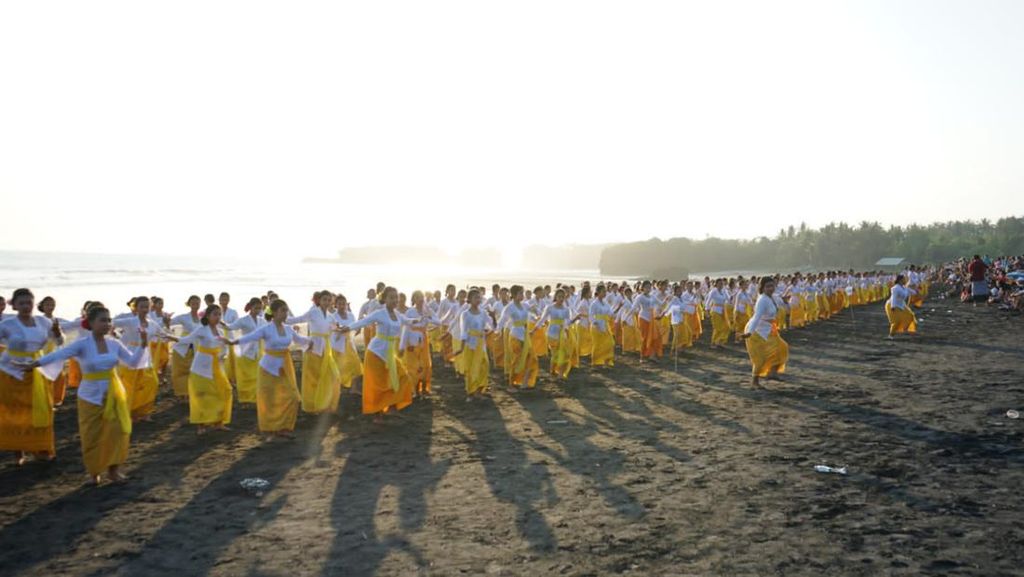 Tari Puspanjali Massal Meriahkan Pembukaan Festival Pantai Kelecung