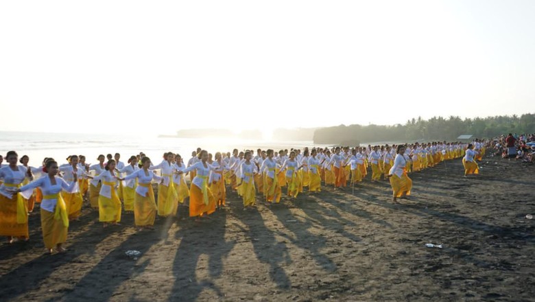 Penampilan Tari Puspanjali massal mewarnai pembukaan Festival Pantai Kelecung di Desa Tegalmengkeb, Kecamatan Selemadeg Timur, Tabanan, Sabtu (13/8/2022).