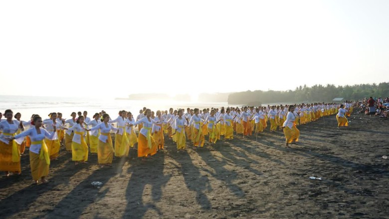 Penampilan Tari Puspanjali massal mewarnai pembukaan Festival Pantai Kelecung di Desa Tegalmengkeb, Kecamatan Selemadeg Timur, Tabanan, Sabtu (13/8/2022). Penampilan Tari Puspanjali massal mewarnai pembukaan Festival Pantai Kelecung di Desa Tegalmengkeb, Kecamatan Selemadeg Timur, Tabanan, Sabtu (13/8/2022).