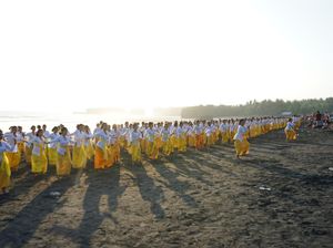 Bali Keren! Seribu Penari Meriahkan Festival Pantai Kelecung