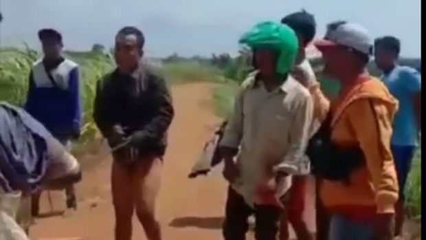 Pria diduga pencuri motor diarak dan diamuk warga di Jepara viral di media sosial.