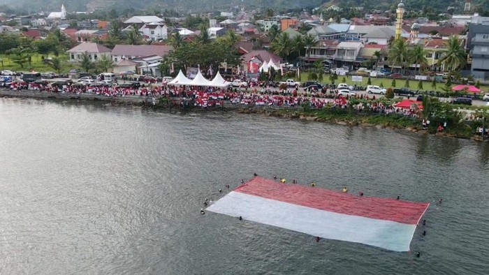 Pengibaran bendera merah putih di Teluk Mamuju, Sulbar.