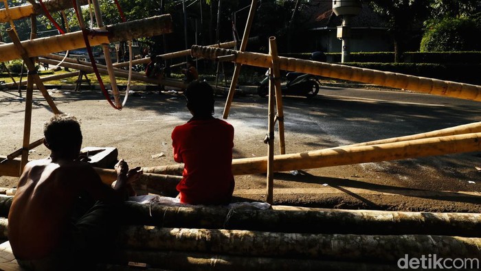 Pedagang pohon pinang yang berjualan di Mamggarai, Jakarta, mengaku kebanjiran orderan pesanan menjelang puncak perayaan HUT Kemerdekaan ke-77 Republik Indonesia.