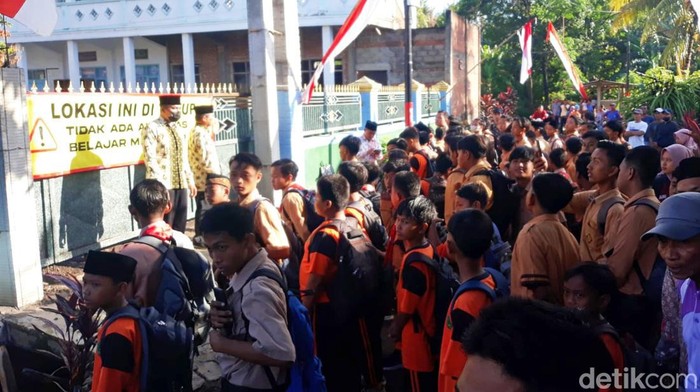 Penyegelan gedung sekolah di Banyuwangi