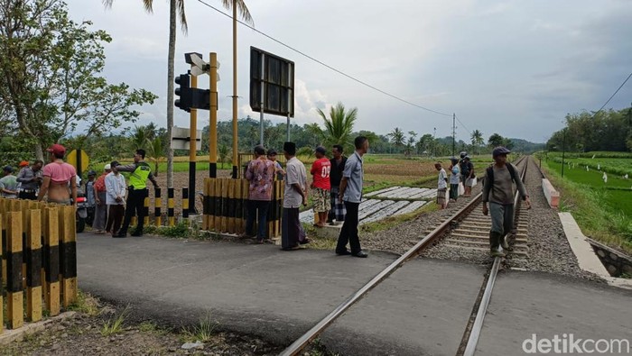 Perlintasa KA di Sumberlesung Jember