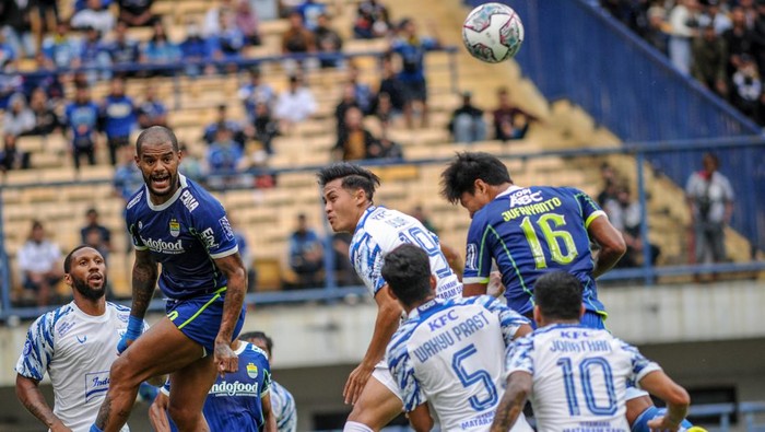 Pesepak bola Persib Bandung Achmad Jufriyanto (kanan) berebut bola dengan pesepak bola PSIS Semarang Alfeandra Dewangga (kedua kanan) saat pertandingan BRI Liga 1 di Stadion Gelora Bandung Lautan Api, Bandung, Jawa Barat, Sabtu (13/8/2022). ANTARA FOTO/Raisan Al Farisi/aww.